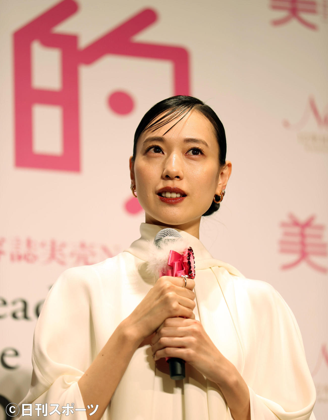 2020美的ベストコスメ大賞発表・贈賞式で「美的ベストビューティウーマン」を受賞し、あいさつをする戸田恵梨香（撮影・狩俣裕三）