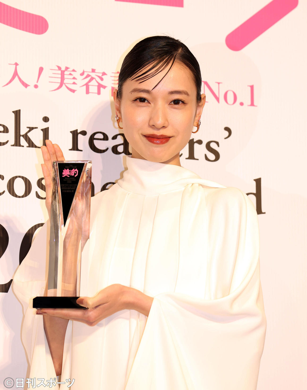 2020美的ベストコスメ大賞発表・贈賞式で「美的ベストビューティウーマン」を受賞し、記念撮影する戸田恵梨香（撮影・狩俣裕三）