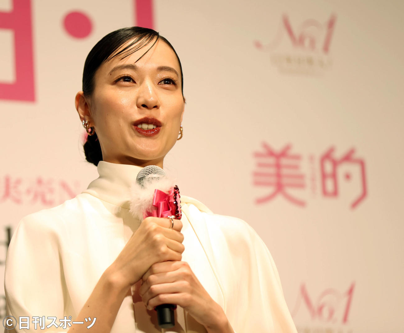 2020美的ベストコスメ大賞発表・贈賞式で「美的ベストビューティウーマン」を受賞し、あいさつをする戸田恵梨香（撮影・狩俣裕三）