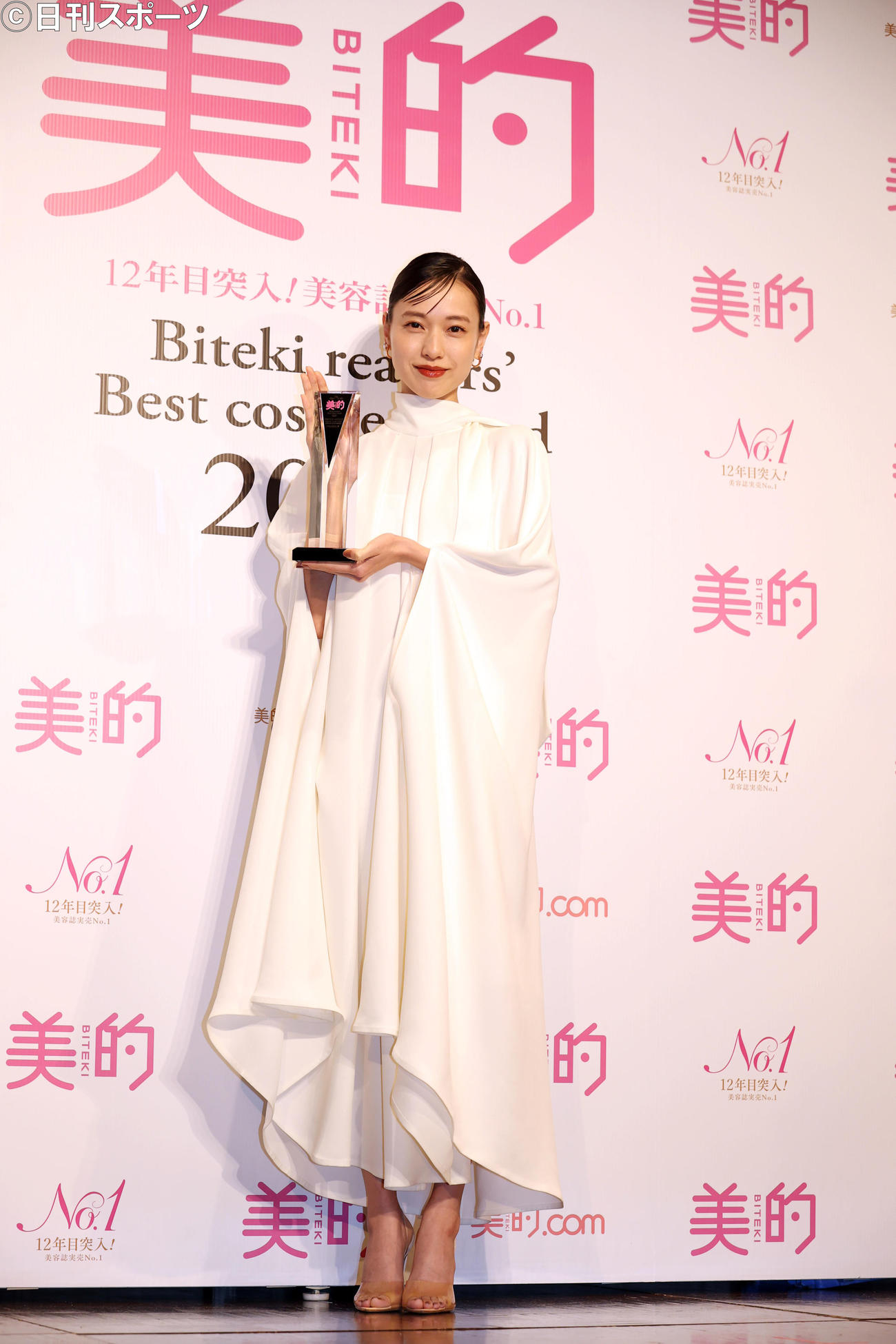 2020美的ベストコスメ大賞発表・贈賞式で「美的ベストビューティウーマン」を受賞し、記念撮影する戸田恵梨香（撮影・狩俣裕三）