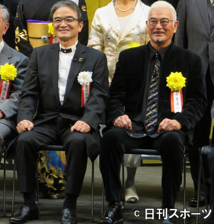 宮田亮平文化庁長官（左）と並んで記念写真に納まる千葉真一