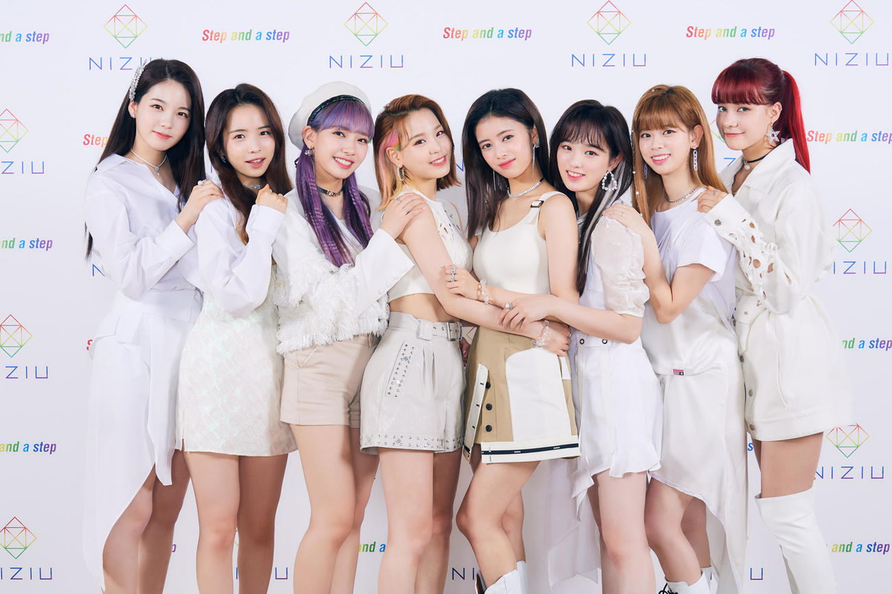 NiziUの、左からAYAKA、MAYA、MAYUKA、MAKO、RIMA、RIO、RIKU、NINA（C）田中聖太郎氏撮影