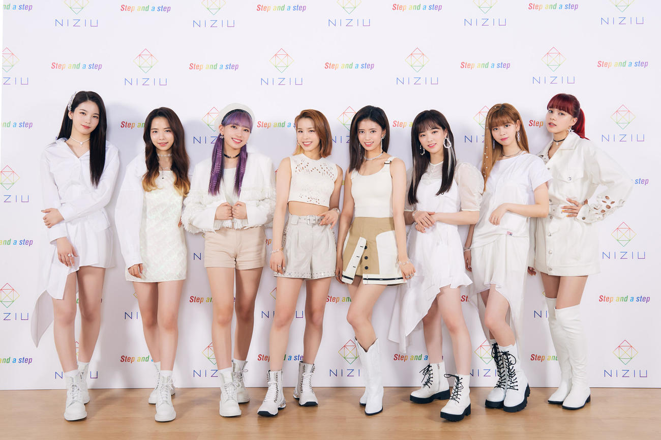 ポーズを決めるNiziU。左からAYAKA、MAYA、MAYUKA、MAKO、RIMA、RIO、RIKU、NINA（C）田中聖太郎氏撮影