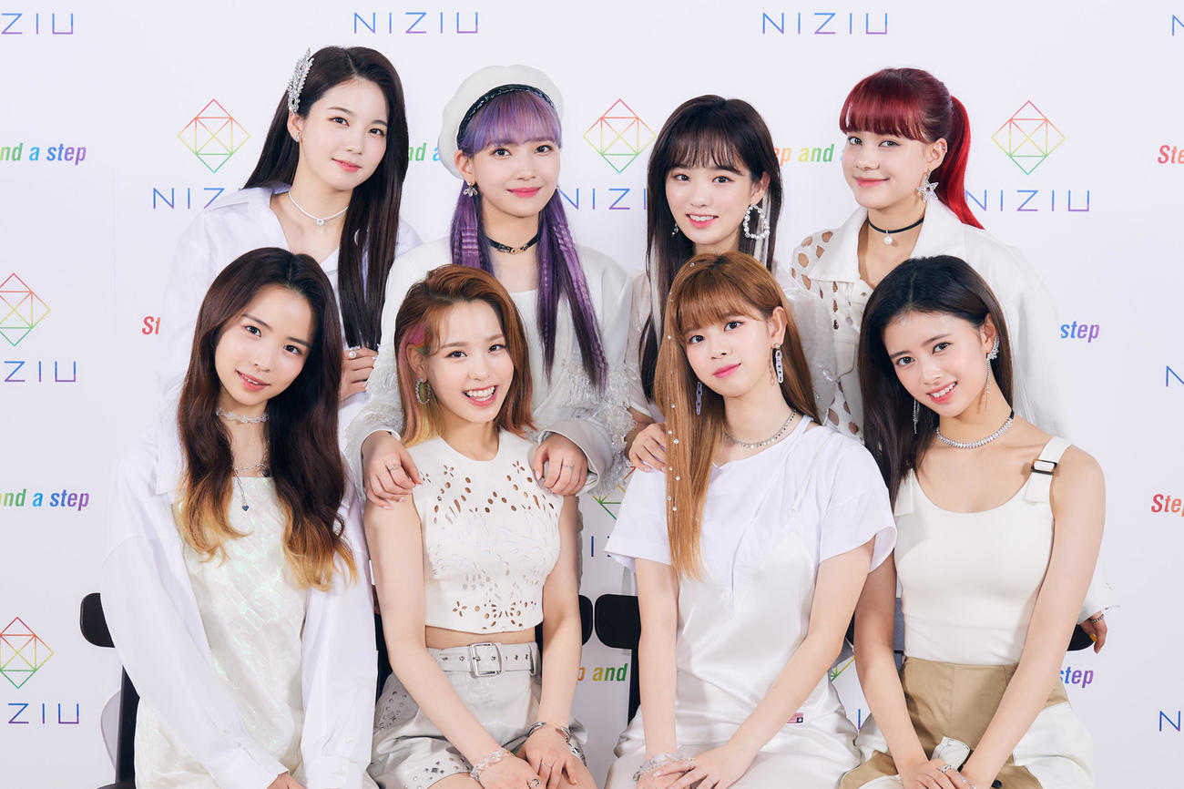 インタビューに応じたNiziU。前列左からMAYA、MAKO、RIKU、RIMA、後列左からAYAKA、MAYUKA、RIO、NINA（C）田中聖太郎氏撮影