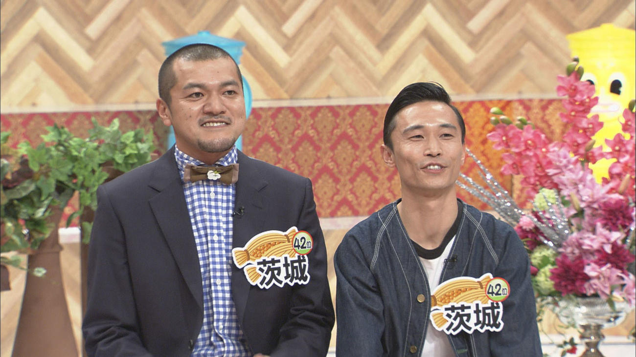 日本テレビ系「秘密のケンミンSHOW極＆ダウンタウンDX合体SP」で結婚したことを発表したお笑いコンビ、カミナリの竹内まなぶ（左）と相方の石田たくみ
