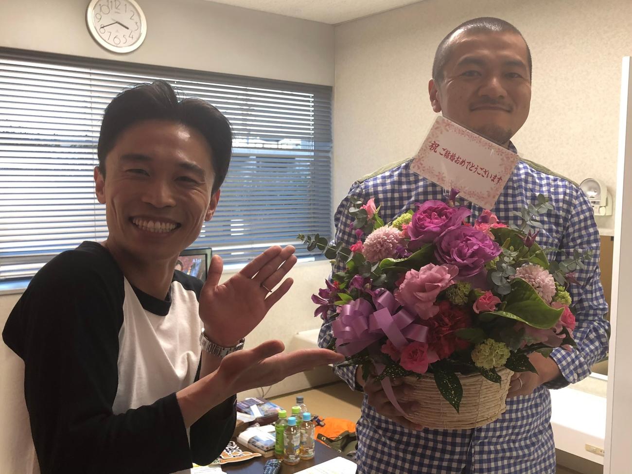 日本テレビ系「秘密のケンミンSHOW極＆ダウンタウンDX合体SP」で結婚したことを発表したお笑いコンビ、カミナリの竹内まなぶ（右）。左は相方の石田たくみ