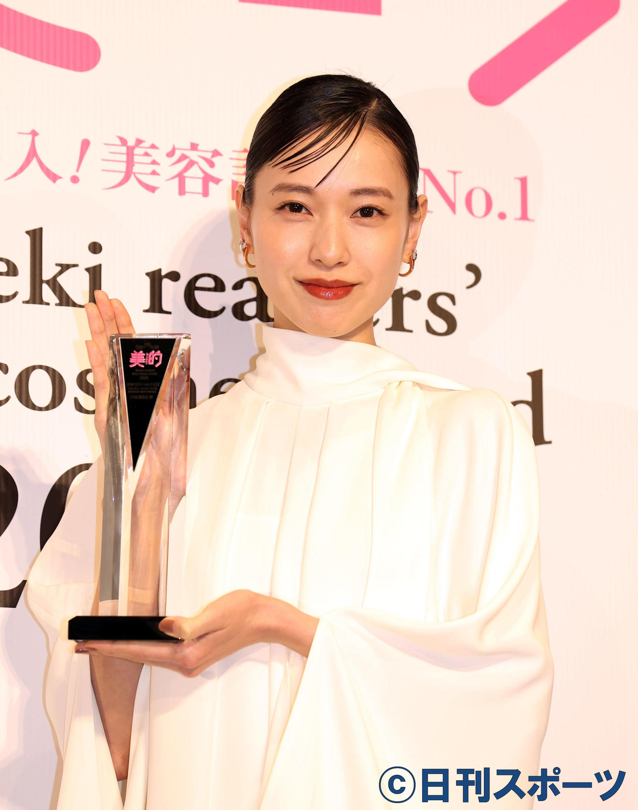 2020美的ベストコスメ大賞発表・贈賞式で「美的ベストビューティウーマン」を受賞し、記念撮影する戸田恵梨香（撮影・狩俣裕三）