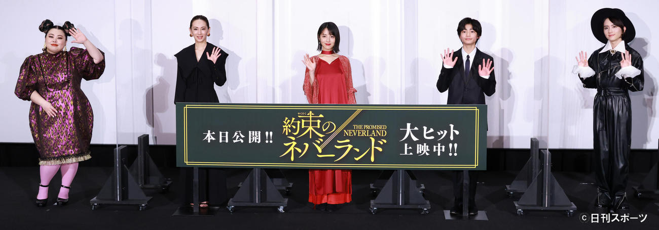 映画「約束のネバーランド」初日舞台あいさつを行う左から渡辺直美、北川景子、浜辺美波、城桧吏、板垣李光人（撮影・中島郁夫）