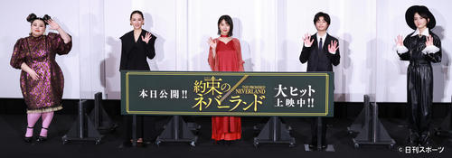 映画「約束のネバーランド」初日舞台あいさつを行う左から渡辺直美、北川景子、浜辺美波、城桧吏、板垣李光人(撮影・中島郁夫)