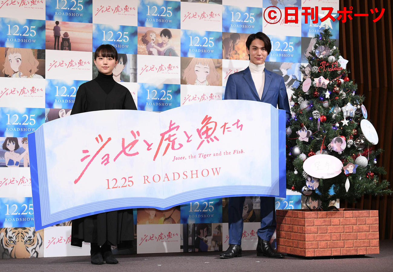パネルを手に記念撮影する清原果耶（左）と中川大志（撮影・滝沢徹郎）