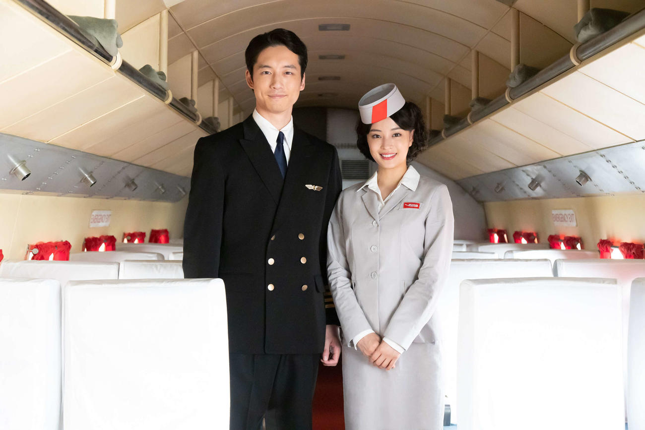 テレビ朝日系ドラマスペシャル「エアガール」に出演する坂口健太郎（左）と主演の広瀬すず