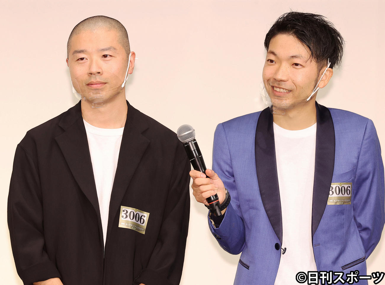 アキナの山名文和（左）と秋山賢太（2020年12月2日撮影）