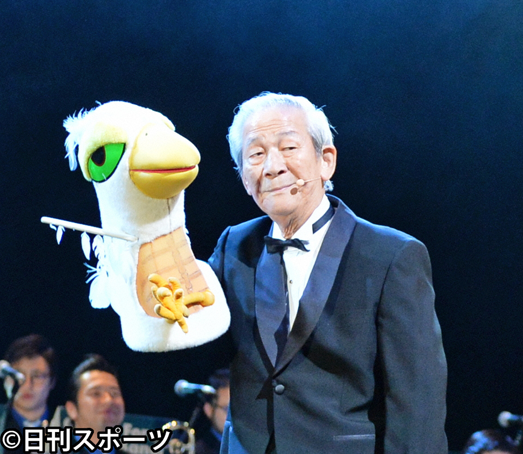 「しらけ鳥音頭」を披露する小松政夫さん（2017年9月18日撮影）