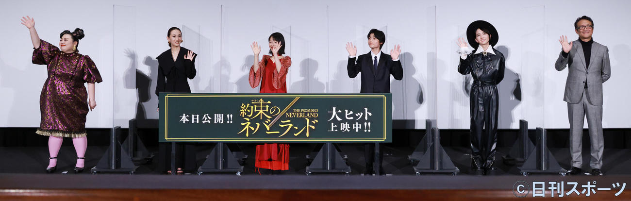 映画「約束のネバーランド」初日舞台あいさつを行う、左から渡辺直美、北川景子、浜辺美波、城桧吏、板垣李光人、平川雄一朗監督（撮影・中島郁夫）