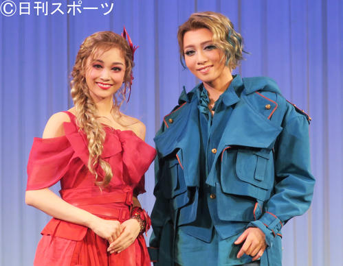 宝塚歌劇星組公演「ロミオとジュリエット」の制作発表を行ったトップスターの礼真琴（右）と娘役トップの舞空瞳