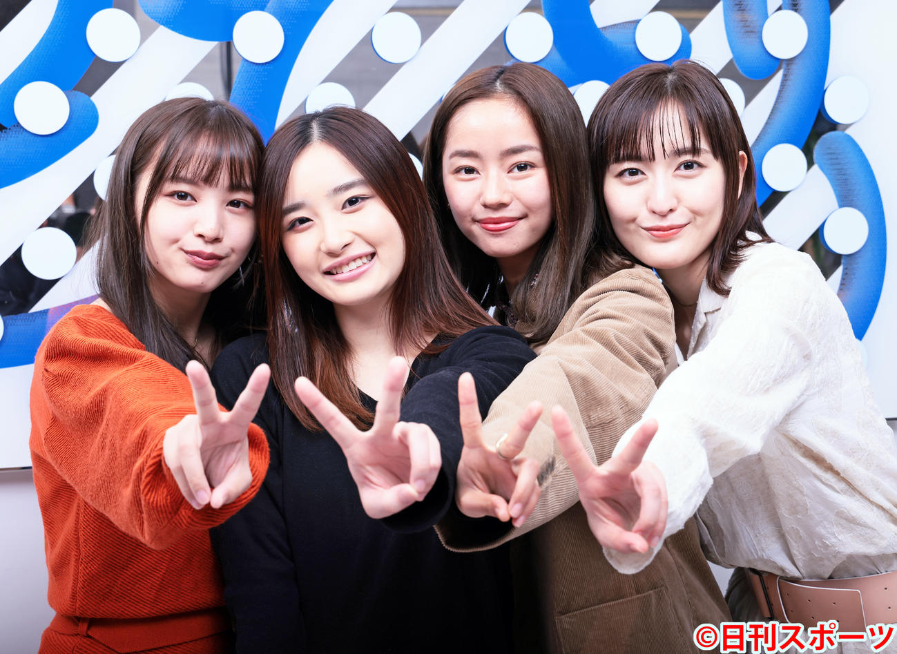 「劇団4ドル50セントとろりえの年末」のキャスト。左から立野沙紀、安倍乙、前田悠雅、岩井七世（撮影・足立雅史）