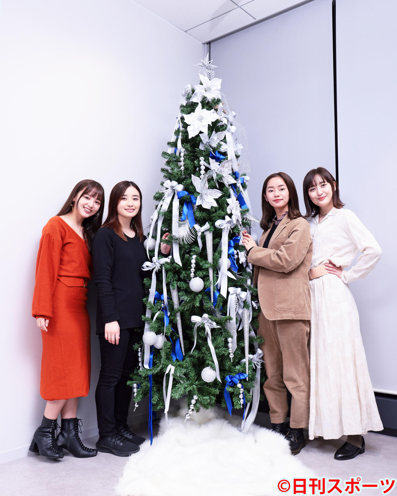 「劇団4ドル50セントとろりえの年末」のキャスト。左から立野沙紀、安倍乙、前田悠雅、岩井七世（撮影・足立雅史）