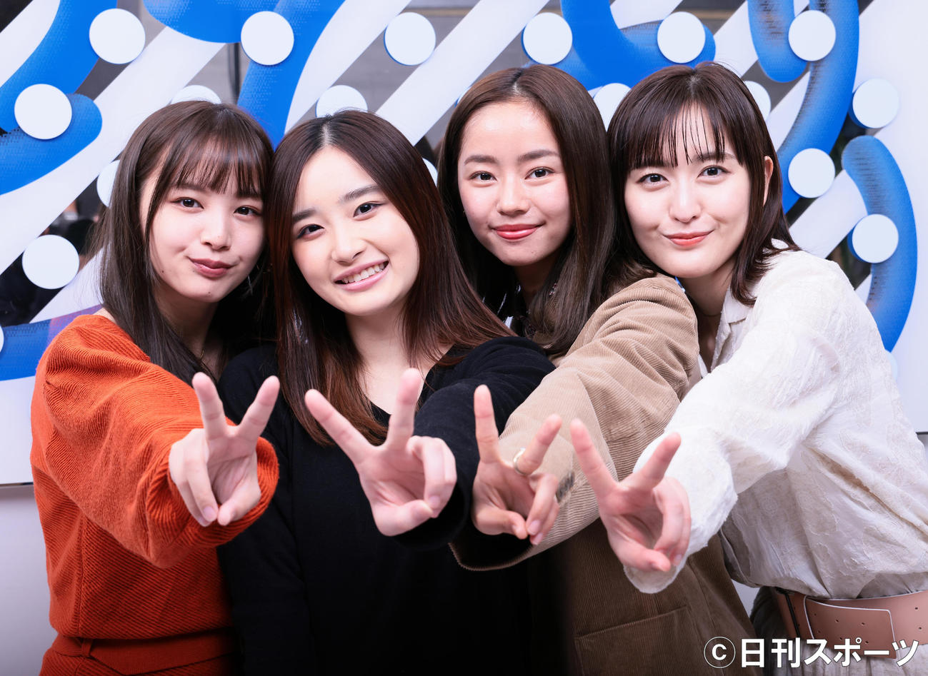 「劇団4ドル50セントとろりえの年末」のキャスト。左から立野沙紀、安倍乙、前田悠雅、岩井七世（撮影・足立雅史）