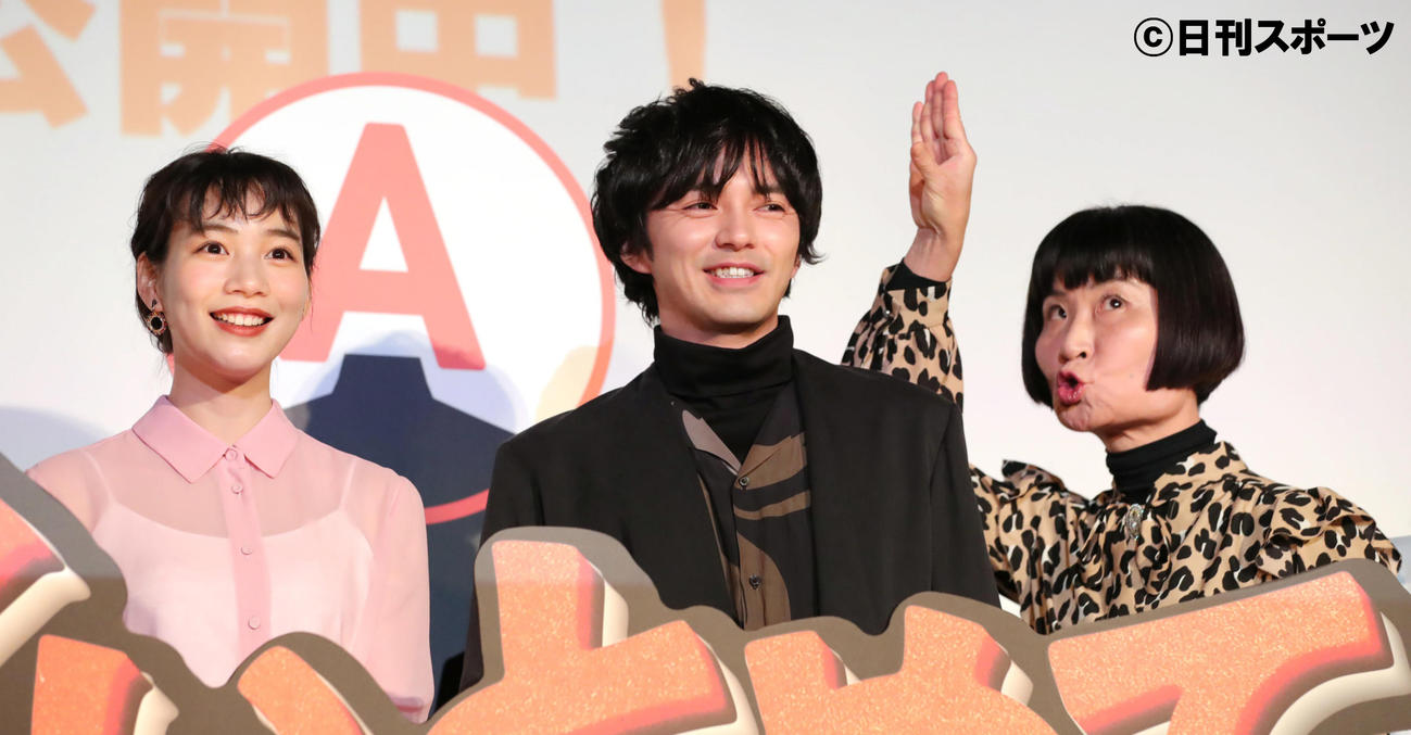 映画「私をくいとめて」公開記念舞台あいさつで、おどける片桐はいり（右）と笑顔を見せるのん（左）と林遣都（撮影・垰建太）