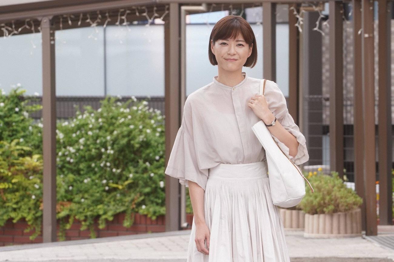夫の長野県警への異動で、新しい生活を始める万木朝顔（上野樹里）（C）フジテレビ