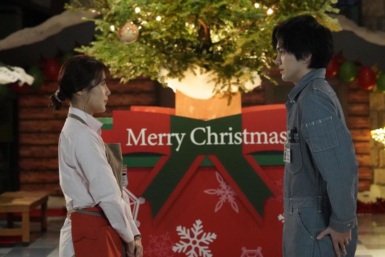 安達桃子（有村架純＝左）と吉岡真人（林遣都）は幸せなクリスマスを迎えた（C）カンテレ