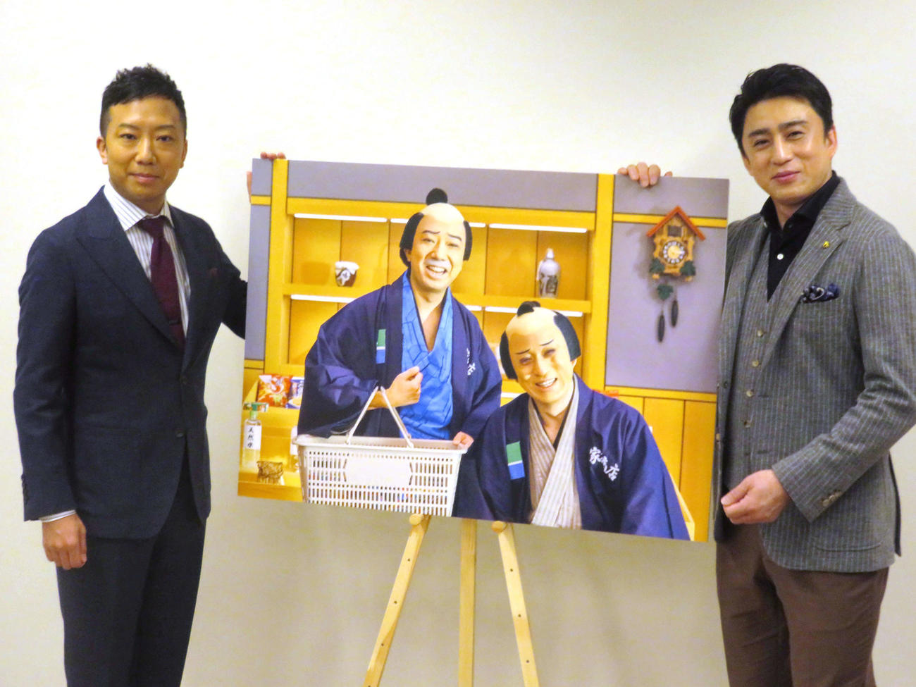 「弥次喜多」の劇中写真を挟んで写真に納まる松本幸四郎（右）と市川猿之助