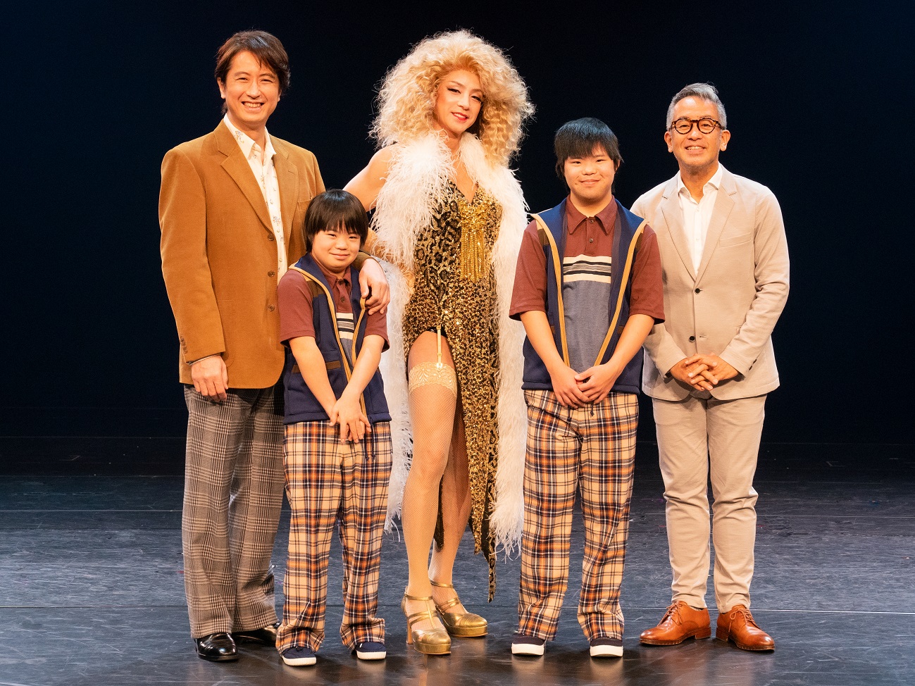 主演舞台「チョコレートドーナツ」の初日を迎えた東山紀之（中央）。左は谷原章介、右は宮本亞門氏