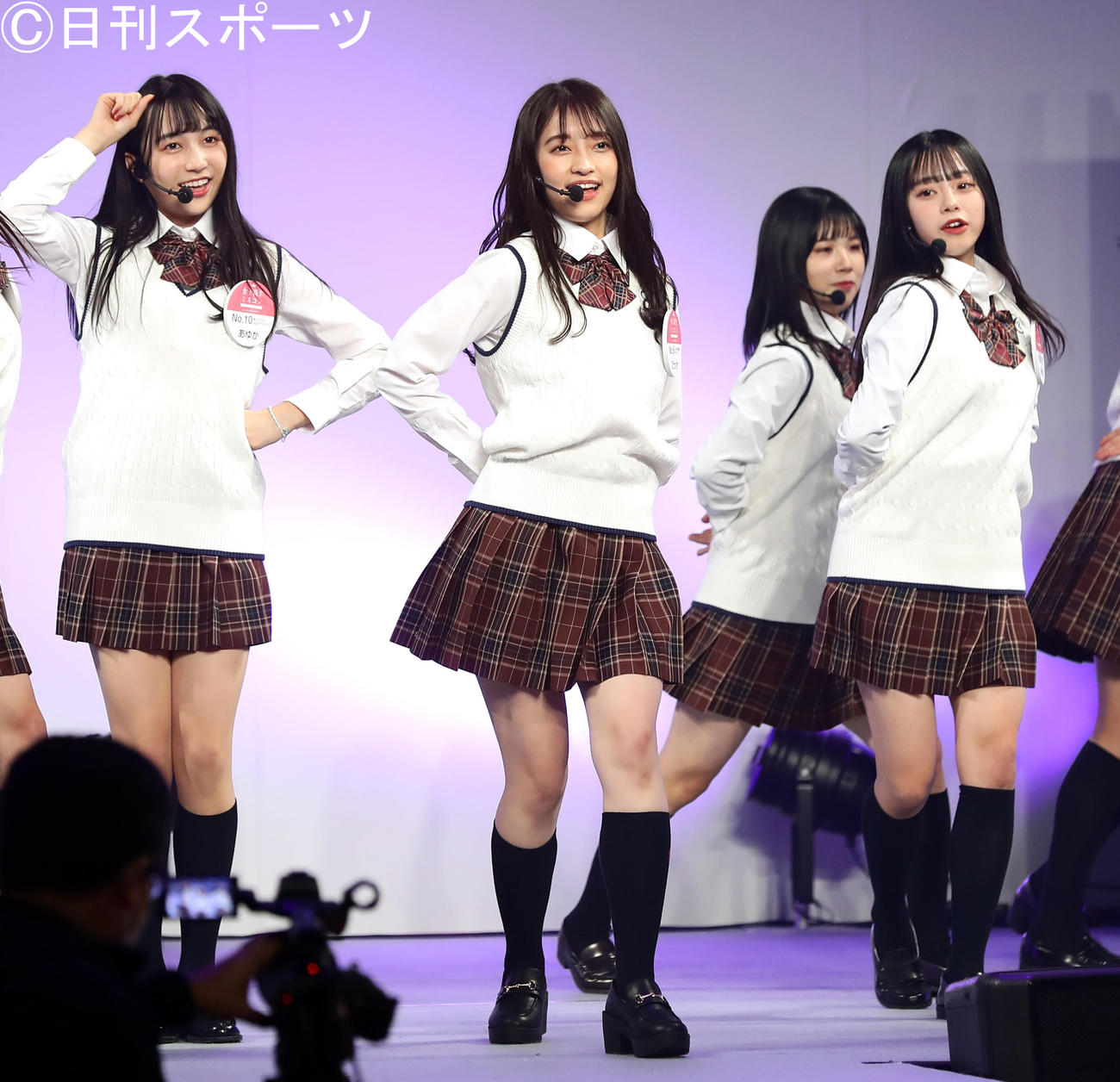 女子高生ミスコン2020でグランプリに輝いた高校3年生の大平ひかるさん（中央）はハツラツとダンスパフォーマンス（撮影・浅見桂子）