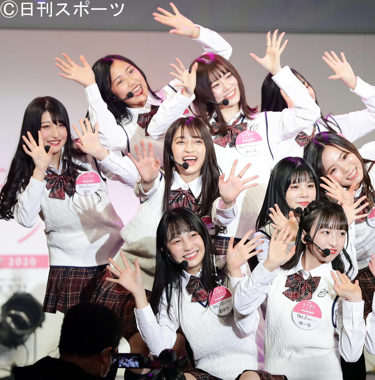 女子高生ミスコン2020でグランプリに輝いた高校3年生の大平ひかるさん（中央）はハツラツとダンスパフォーマンス（撮影・浅見桂子）