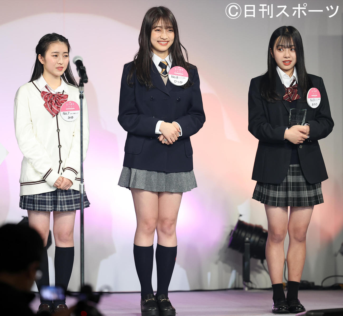 女子高生ミスコン2020でグランプリに輝いた高校3年生の大平ひかるさん（中央）は選ばれた瞬間、笑顔を見せる（撮影・浅見桂子）