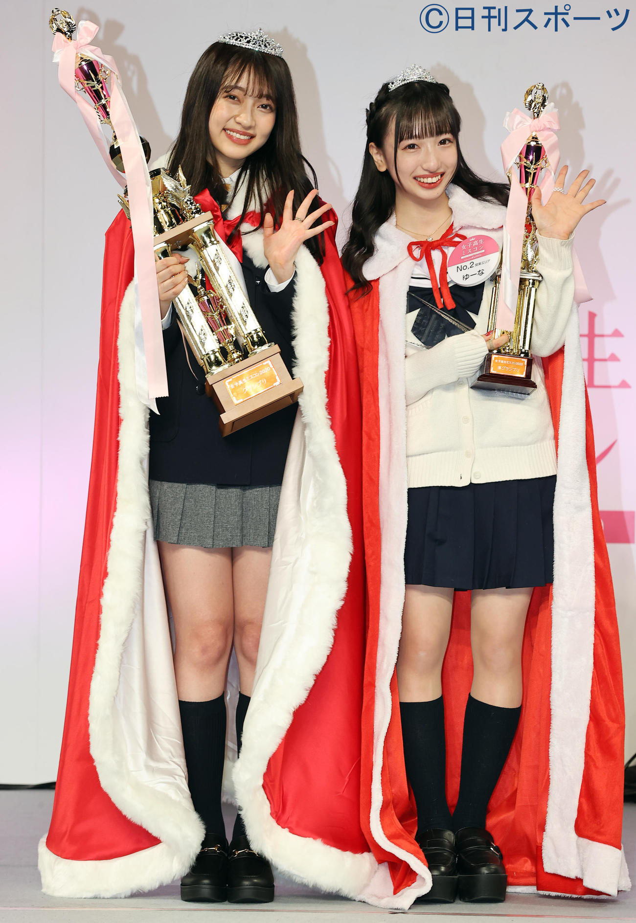 女子高生ミスコン2020でグランプリに輝いた高校3年生の大平ひかるさん（左）と準グランプリの高校3年生の鈴木結奈さんは笑顔で記念撮影（撮影・浅見桂子）