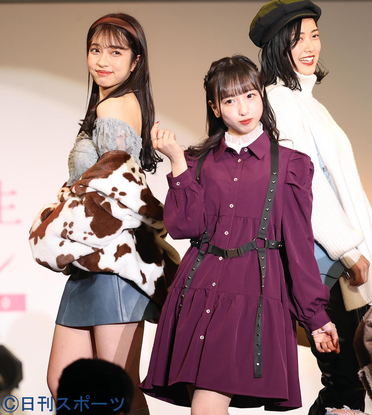女子高生ミスコン2020でグランプリに輝いた高校3年生の大平ひかるさん（左）は、ファッションショーで魅力的な笑顔を披露（撮影・浅見桂子）