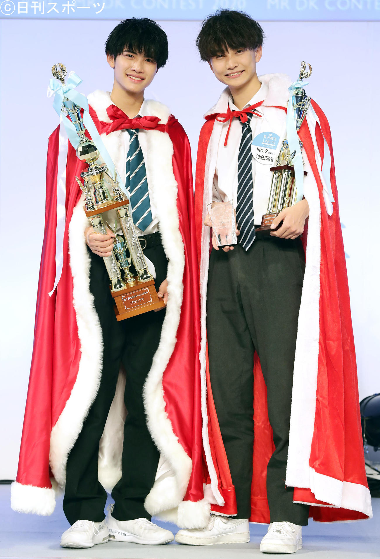 男子高生ミスターコン2020でグランプリに輝いた高校2年生の中野晴仁さん（左）と準グランプリの高校2年生池田陽音さんは笑顔で記念撮影する（撮影・浅見桂子）
