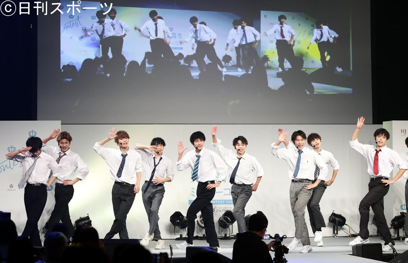 男子高生ミスターコン2020のダンスパフォーマンスで元気に踊るグランプリに輝いた高校2年生の中野晴仁さん（中央）（撮影・浅見桂子）