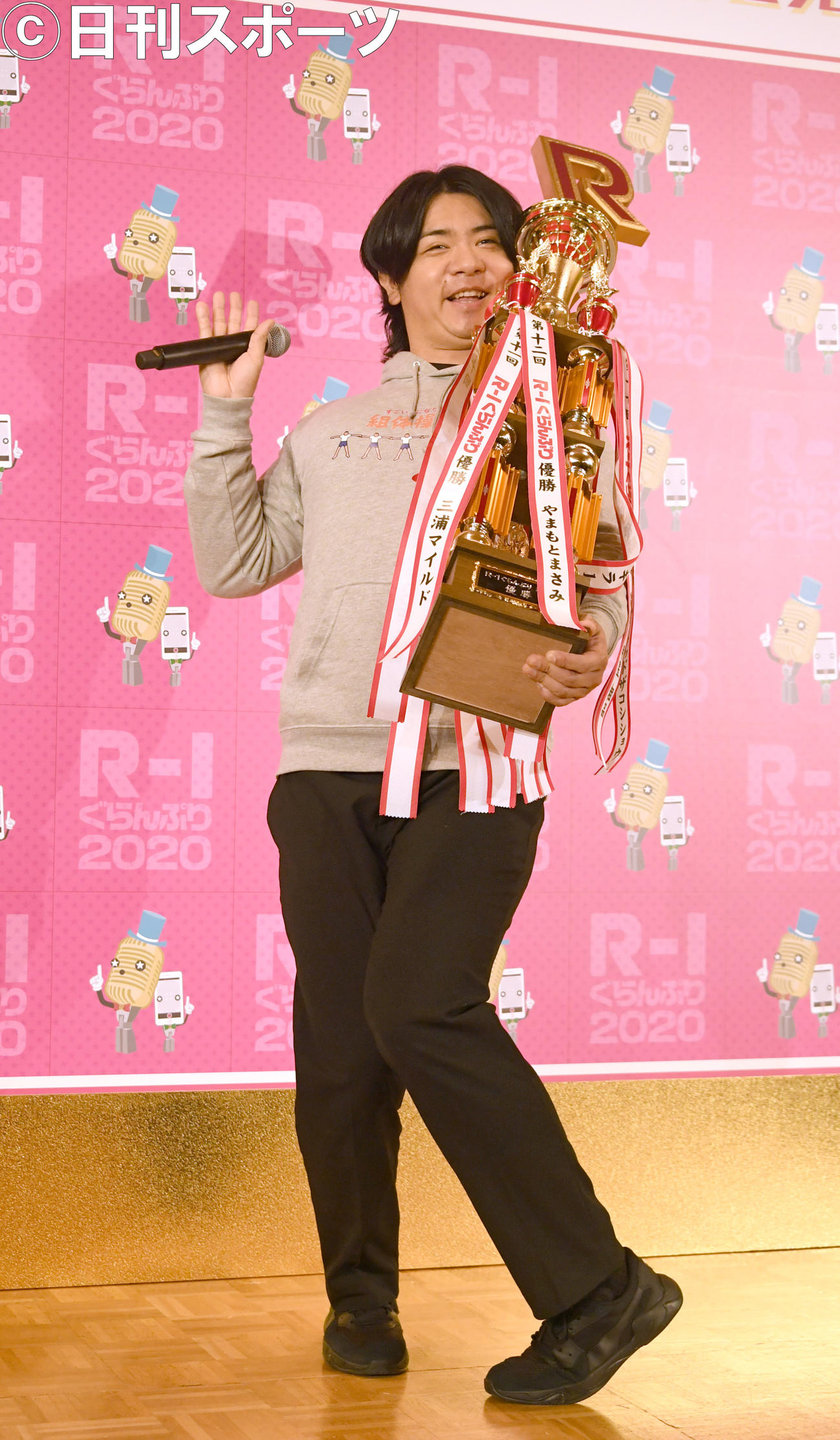 20年3月8日、「R－1ぐらんぷり」で優勝したマヂカルラブリー野田クリスタルは、トロフィーを手におどける