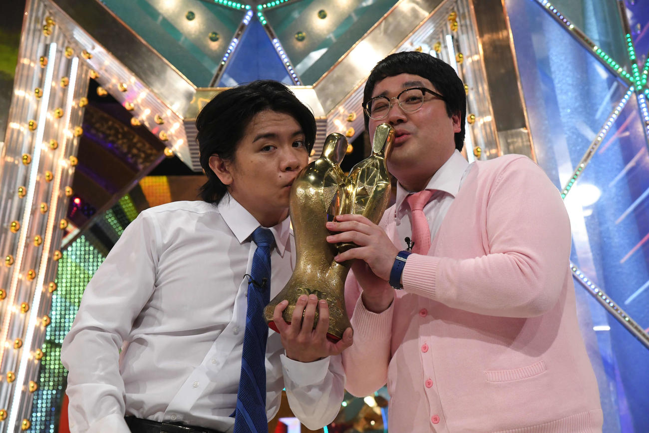 M－1グランプリ2020で優勝し、トロフィーにキスする「マヂカルラブリー」の野田クリスタル（左）と村上（C）M－1グランプリ事務局