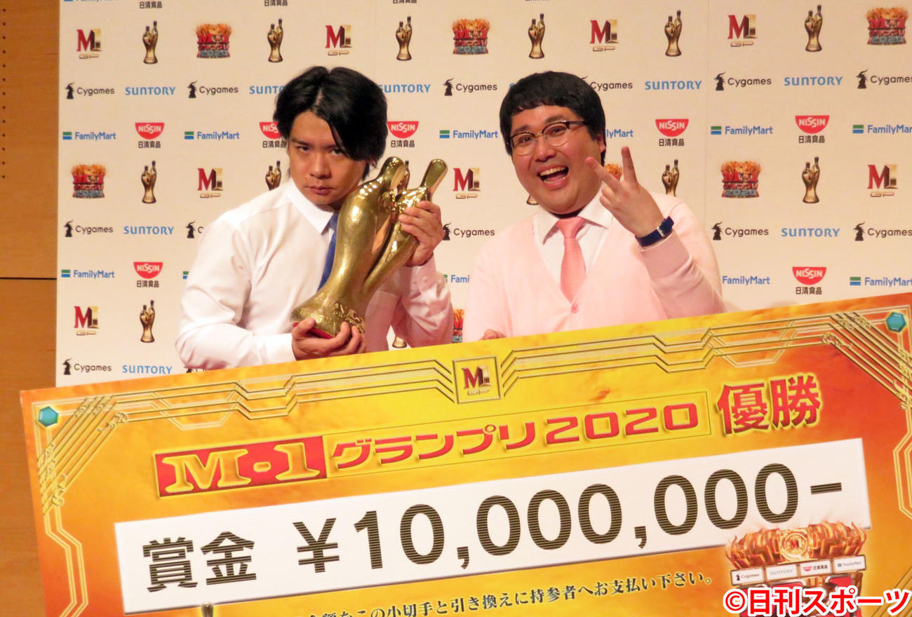 「M－1グランプリ2020」で優勝したマヂカルラブリーの野田クリスタル（左）と村上