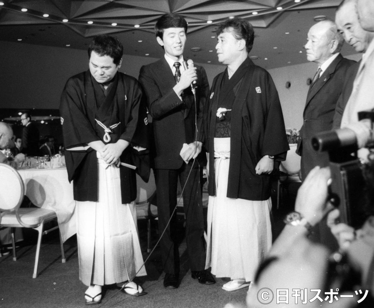 真打ち昇進披露で師匠の林家三平さん（左から3人目）の弟子入りの頃の話に顔をくしゃくしゃにする林家こん平さん（左端＝当時29歳）（1972年9月11日）