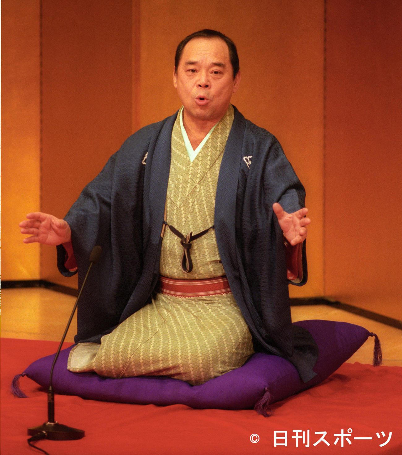 にっかん飛切落語会で落語を披露する林家こん平さん（1999年12月21日）