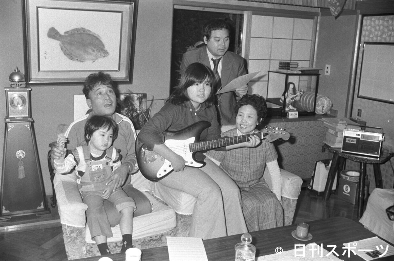 林家三平さん一家と写真に写る林家こん平さん。手前左から林家三平さん（ひざの上は長男泰孝、現林家正蔵）、次女海老名泰葉