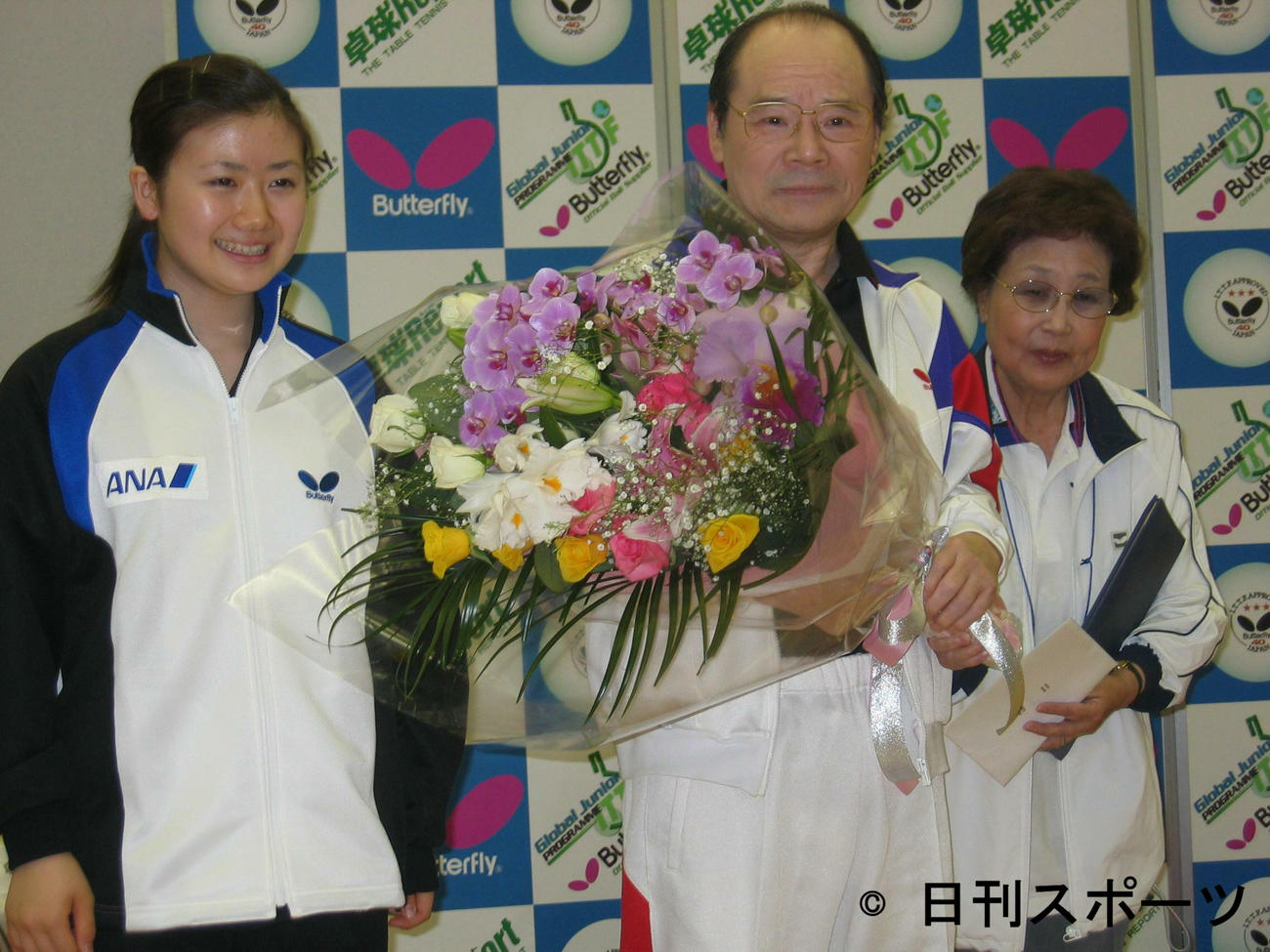 らくご卓球クラブ発足20周年記念パーティー　左から福原愛、林家こん平さん、海老名香葉子さん（2007年6月4日）