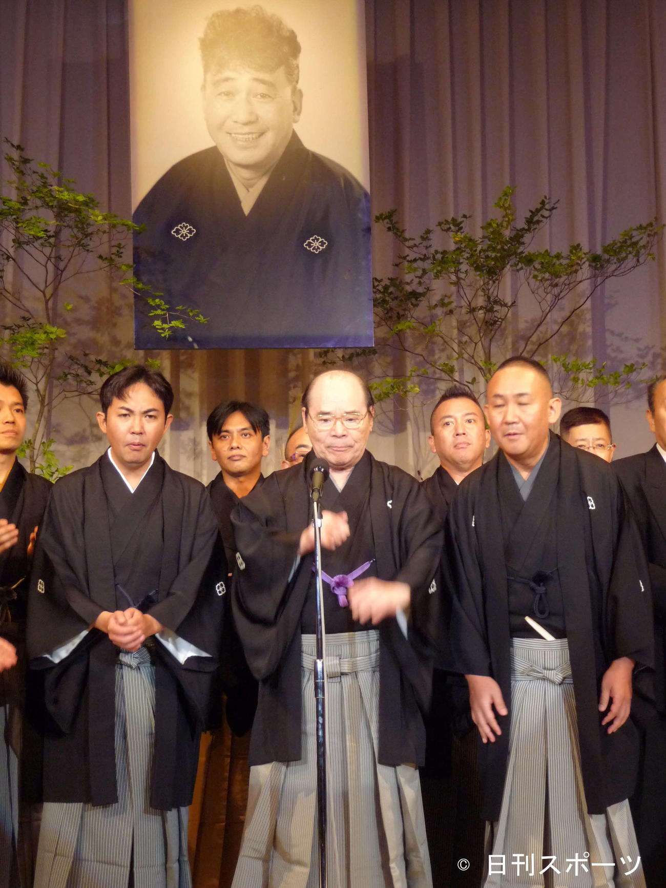 初代林家三平さん三十三回忌法要　初代林家三平三十三回忌で三本締めを行う左から林家三平、林家こん平さん、林家正蔵（2012年9月20日）