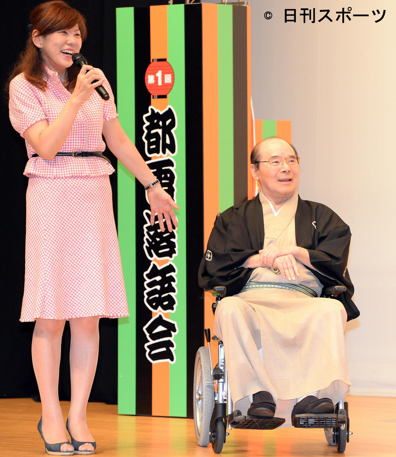 「都電落語会」　都電落語会オープニングセレモニーに娘の笠井咲さん（左）と車いすで登場した林家こん平さん（2014年8月22日）