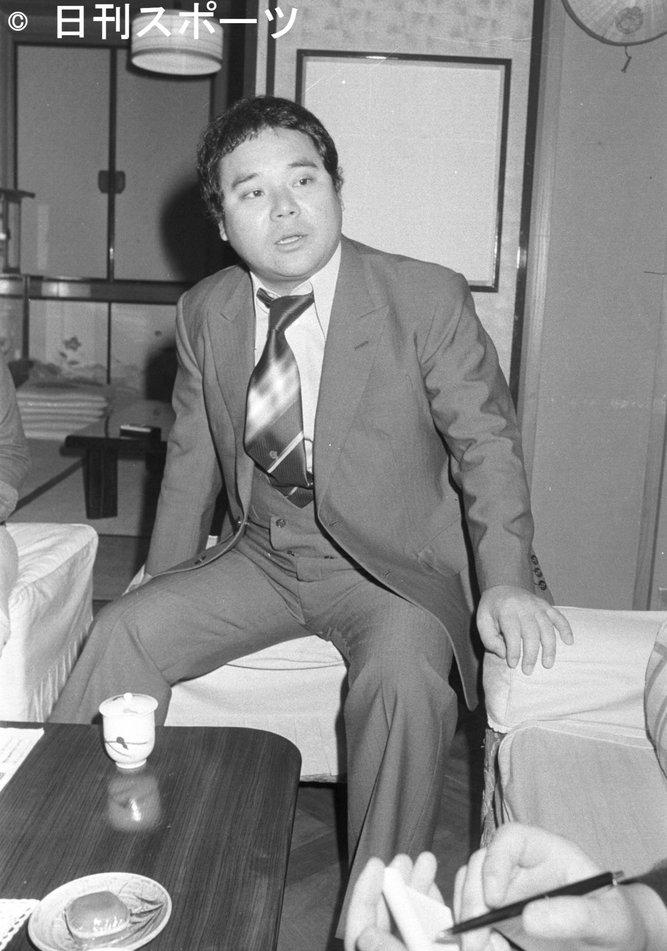 林家三平さんの自宅でくつろぐ一番弟子の林家こん平さん（1974年10月30日）