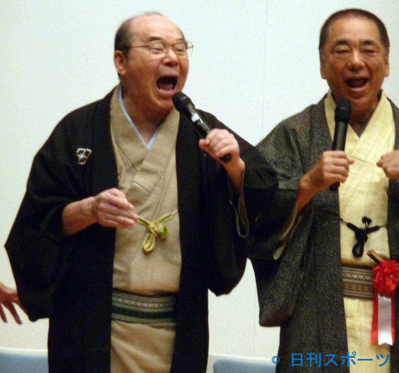 「都電落語会1周年感謝祭」　「1・2・3ちゃら～ん」と叫ぶ林家こん平さん、右は三遊亭好楽（2015年8月22日）