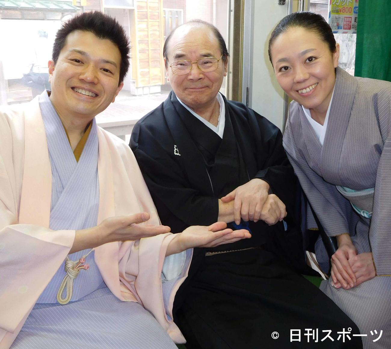 誕生日記念「都電落語会」　都電落語会で孫が落語家を目指すことを発表した林家こん平（中央）と、林家ぼたん（右）、林家たけ平＝2016年3月12日