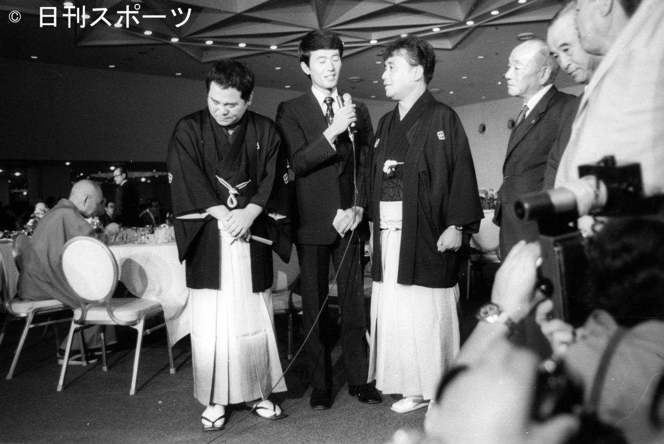 真打ち昇進披露で師匠の林家三平さん（左から3人目）の弟子入りの頃の話に顔をくしゃくしゃにする林家こん平さん（左端＝当時29歳）（1972年9月11日）