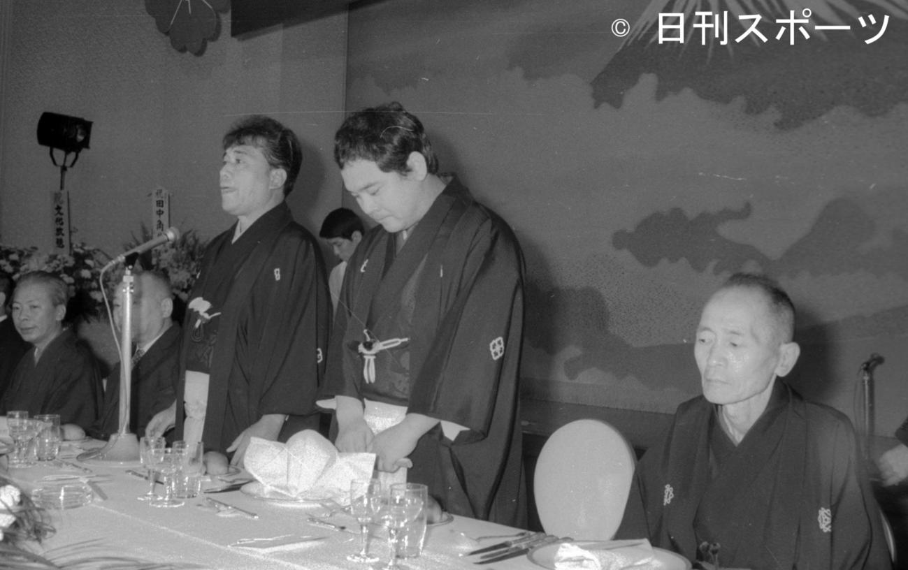 真打ち昇進披露で師匠の林家三平さん（左）のあいさつに聞き入る林家こん平さん（当時29歳）（1972年9月11日）