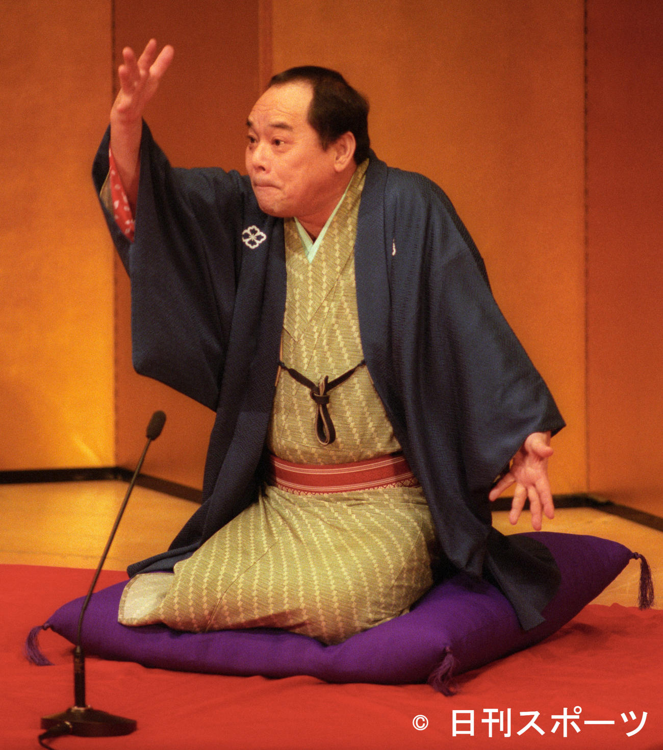 にっかん飛切落語会で落語を披露する林家こん平さん（1999年12月21日）
