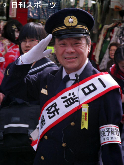 日本堤消防署1日署長　りりしい？　制服姿で防火を呼びかけた林家こん平（2004年2月24日）